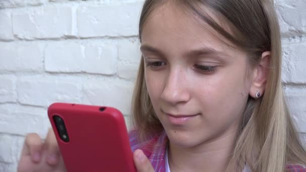 Kid Playing Smartphone, Internet de navegação da criança no telefone, Mensagens de leitura de menina loira adolescente, Pesquisando on-line em dispositivos — Vídeo de Stock
