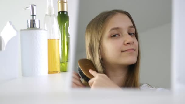 Dívka kartáčování vlasy v zrcadle, blondýny Kid česání, Mladé dítě vlasy oblečené v koupelně, účes Teenageři — Stock video