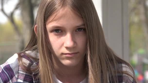 Sorgligt barn, olycklig Kid, tankfull mobbad flicka i parken, depression av ungdomar, barn uttryck i Coronavirus pandemi — Stockvideo