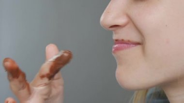 Mutfakta Çikolata Yiyen Çocuk, Kahvaltıda Şekerleme Yiyen Çocuk, Evde Lezzetli Kız