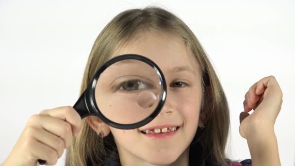 Kid leker med förstoringsglas, barn gör ansikten i skolan, rolig flicka ögon i glasögon, glada barn utbildning — Stockvideo