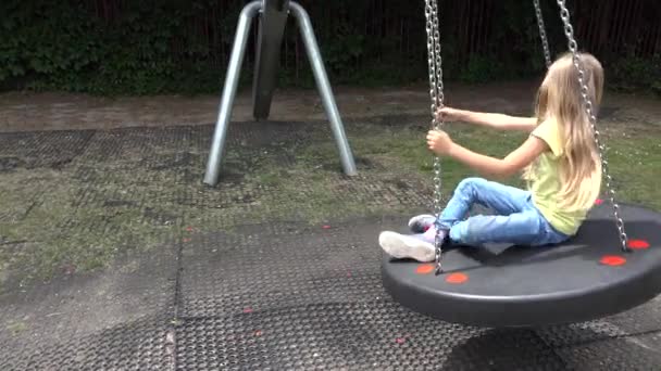 Ragazzo Che Oscilla All Aperto Bambino Che Gioca Spinning Parco — Video Stock