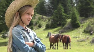 Çiftçi Çocuk Atları Pastalıyor, Kovboy Çocuk Meadow 'da Hayvanlarla Kır Kızı Dağlarda Oynuyor