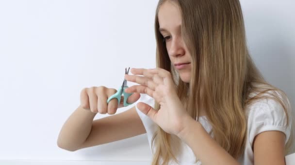 Enfant coupant ongles faisant manucure, Adolescente fille coupe des ongles cuticule dans le canapé, Adolescent Kid vernissage des ongles dans la chambre — Video