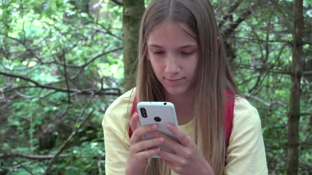 Ztracené dítě s batohem v horských stezkách Hrát Smartphone, Dítě Turistika v kempu, Teenager Girl in Adventure Trip Excursion — Stock video