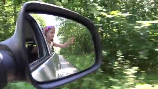 Kid Reizen met de auto op Forest Road, Kind gezicht op zoek uit het raam, Toeristische Meisje bewondering voor de natuur, Kinderen reizen in Trip — Stockvideo