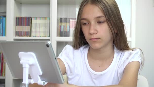 Niño jugando Tablet Navegación por Internet, Niño usando dispositivo de pantalla táctil, Chica rubia escribiendo mensajes de lectura Adolescente Juego en línea — Vídeo de stock