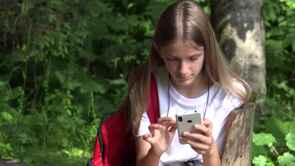 Menina turística com binóculos no acampamento em trilhas de montanhas Use Smartphone, Jovem, Caminhadas adolescentes em excursão de viagem de aventura — Vídeo de Stock
