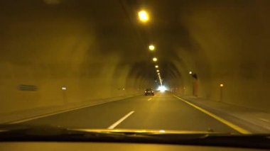 Yoldaki Trafik Arabaları, Yoldaki Sürücü Tüneli, Metro, Yunanistan 'da Sürücü Seyahati Otobanı, Otoyoldaki Araçlar, Otoyol Otobanı