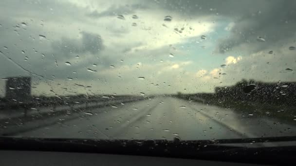 Pkw Verkehr Bei Regen Auf Der Straße Fahren Bei Sturm — Stockvideo