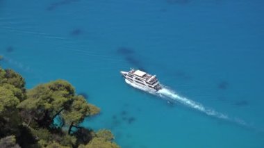 Lefkada, Yunanistan 'daki Egremni Sahili' nde gemi, Ünlü Sahilde Tekne, Yaz Tatili Gezisinde Seyahat Eden Turistler