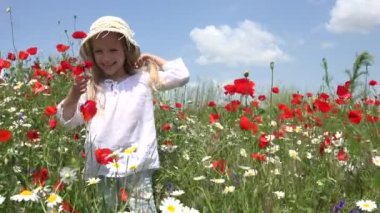 Poppy Flowers 'da Oynayan Çocuk, Tarım Alanında Çocuk, Çiftçi Bebek Doğada Oynuyor, Kırsalda Mutlu Çocuklar