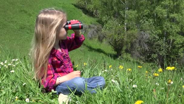 Menina Usando Binóculos Floresta Montanhas Criança Turística Caminhadas Acampamento Criança — Vídeo de Stock