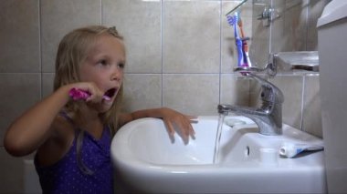 Aynada Bebek Dişlerini Fırçalayan Kız, Diş fırçası kullanan Genç Çocuk, Banyoda Temizlik yapan Sarışın Çocuk, Çocuk Sağlığı Hizmetleri