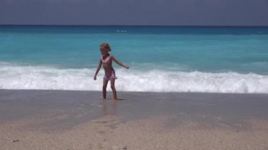 Plajda Oynayan Kız, Gün batımında Sahilde Koşan Çocuk, Yazın Kıyıda Dalgaları İzleyen Çocuk, Lefkada Yunanistan