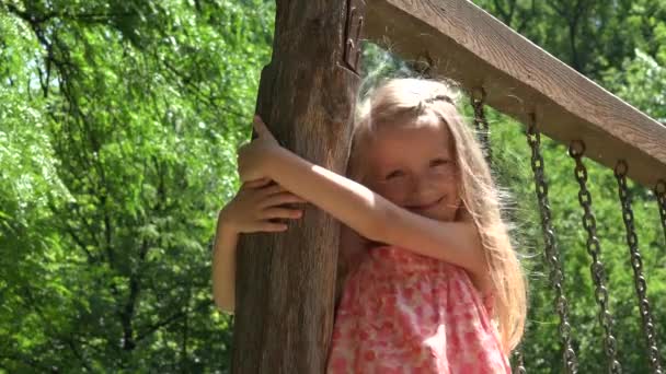 Gyermek Játszik Játszótéren Mosolygós Gyerek Játszik Parkban Kislány Mosolyog Kamera — Stock videók