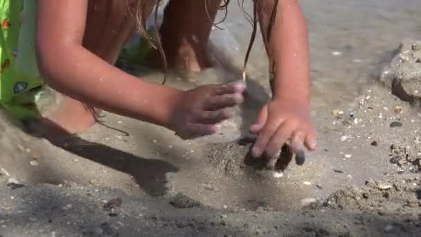 Barnet Leker Stranden Kid Leker Med Sand Havet Vatten Vågor — Stockvideo