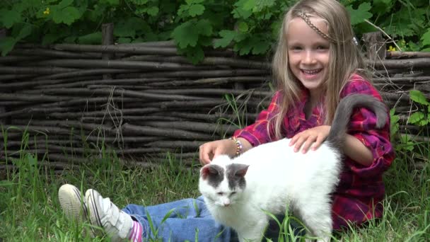 与猫玩耍的孩子 与猫宠物玩耍的孩子 在庭院里与宠物玩耍的女孩 乡村孩子 — 图库视频影像