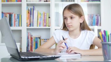 Sıkıcı Çocuk Çalışması Okulda Dizüstü bilgisayar, Üzgün Çocuk Ofiste bilgisayar, Öğrenci Kız Yazma Ödevi, Çevrimiçi Eğitim