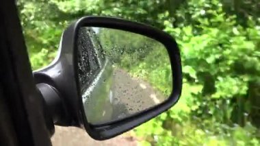 Şehir Yolunda Trafik Arabası, Otobanda Sürücü Sürücü Otomobili, Dikiz Aynası Aracı 'nda Yağmur Damlaları, Su Baskını