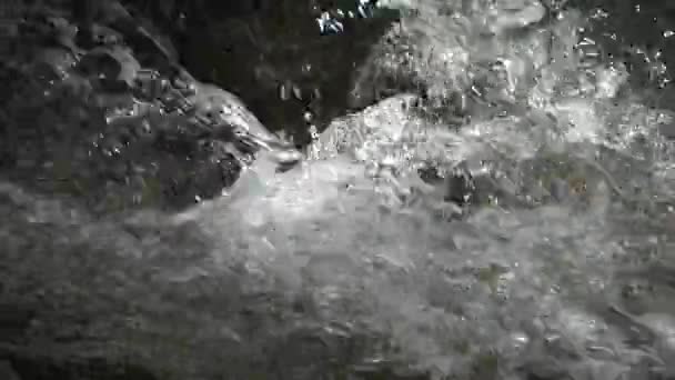 Fechamento Água Rio Nas Montanhas Cachoeira Fresca Primavera Clara Ondas — Vídeo de Stock