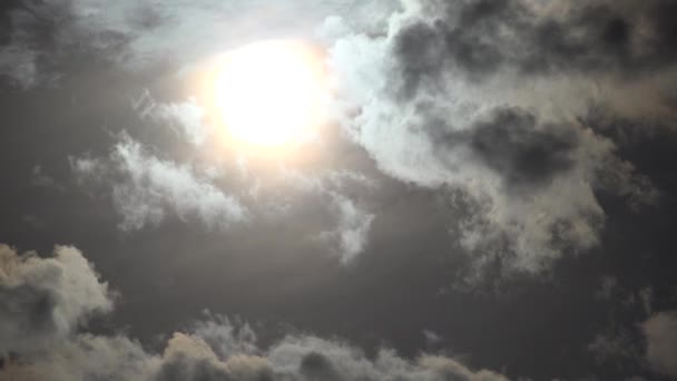 Nuvole in cielo Timelapse, Drammatico tramonto Timelapse, Sunny Rays Fluffy Cloud, Raggi di sole in cielo blu nuvoloso, Sole tempestoso Time Lapse — Video Stock