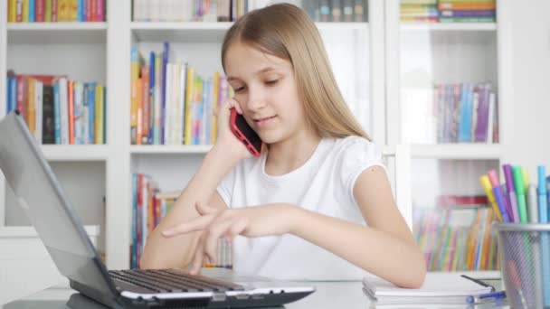 Kind spricht Smartphone, Kind lernt Surfen im Internet auf Laptop bei Coronavirus-Pandemie, Schulmädchen lernen, Online-Bildung — Stockvideo