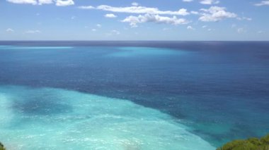 Yunanistan Plajı Mavi Dalgalar Deniz Kıyısına Düştü, Deniz Burnu manzarası 4K Yazında