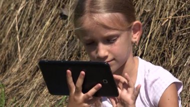 Dışarıda Tablet Oynayan Çocuk, Kırsal Çocuk Akıllı Telefon, Kırsal Çevrede İnternet Arayan Kırsal Genç Okul Kızı