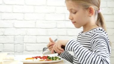 Mutfakta Kahvaltı Yapan Çocuk, Kızarmış Yumurta Yiyen Çocuk, Sebze Yiyen Genç Kız, Yeşillik Sağlıklı Yemek, Sağlık Hizmetleri