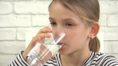 Su içen çocuk, Bardaktan taze su içen çocuk, Mutfakta susamış sarışın kız, Çocuk Sağlığı Hizmetleri