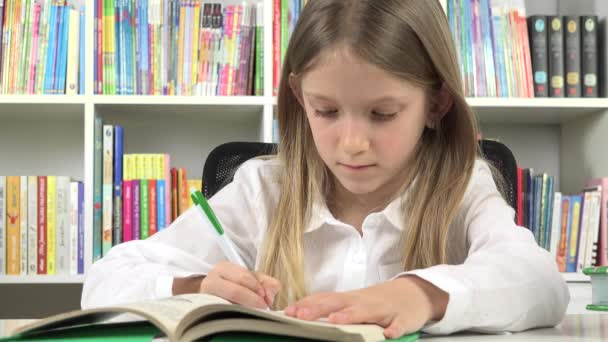 Bambino Che Studia Scrittura Classe Scuola Kid Ritratto Apprendimento Biblioteca — Video Stock