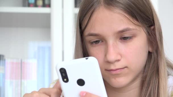 Kind speelt Smartphone, Kind surfen op internet op telefoon, Adolescent Girl Lezing Berichten, Zoeken Online winkelen Smart Devices — Stockvideo
