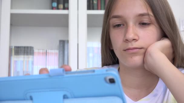 Παιδί που παίζει Tablet Browsing Internet, Παιδική μάθηση στη συσκευή αφής, Teenager Girl Studying for School, Online Gaming — Αρχείο Βίντεο