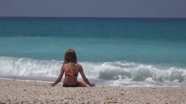 Kız Sahilde Oynuyor, Çocuk Deniz Dalgalarında Çakıl Fırlatıyor, Çocuk Sahilde Güneş Banyosu Yapıyor, Yaz Tatili