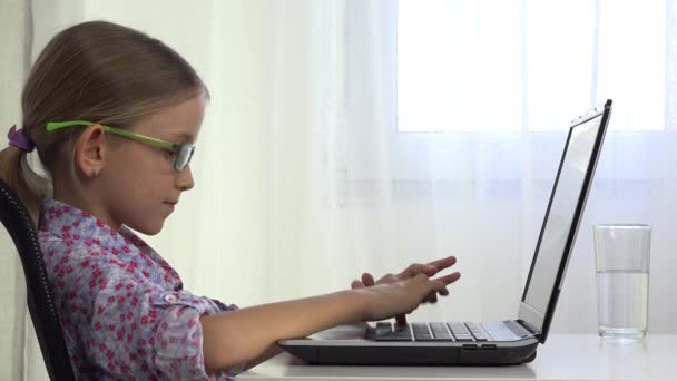 Barn surfa på Internet på bärbar dator Studera, Kid Skriva, Flicka Söka webben för skolan, Online Utbildning i Coronavirus pandemi — Stockvideo