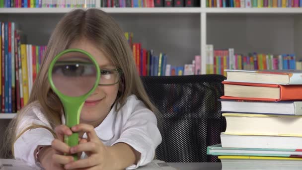 Kid Learning in Class, School Girl Reading Book, Estudando na Biblioteca, Eyeglasses Student Child in Classroom, Children Education — Vídeo de Stock