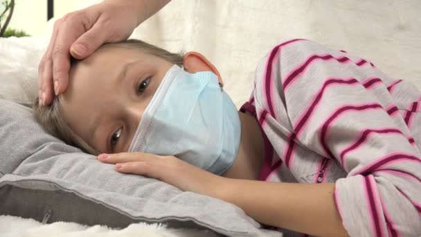 Niño enfermo con máscara protectora quirúrgica, niño enfermo en la cama, madre acariciando a niña en la pandemia del coronavirus, atención médica familiar — Vídeos de Stock