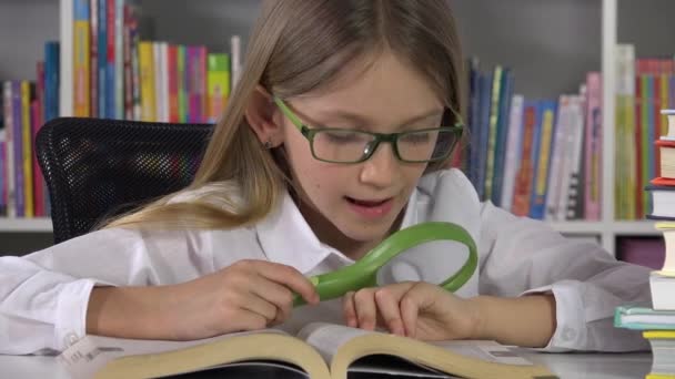 Kid Learning in Class, Läsbok för skolbarn, Studera på Biblioteket, Glasögon Studerande Flicka i klassrummet, Barnens Utbildning — Stockvideo