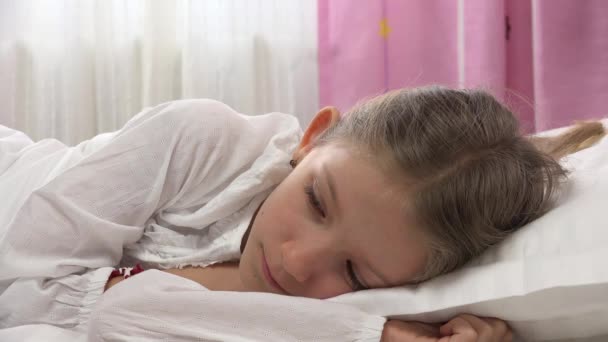 Despertar a un niño, Dormir en la cama, Dormir cara de niña en el dormitorio, Retrato de expresión de niños soñolientos — Vídeo de stock