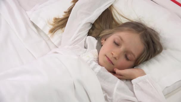 Kind kann nicht schlafen, Kind spielt vor dem Schlafen im Bett, Teenager aufwachen, entspannen, zu Hause lachen — Stockvideo