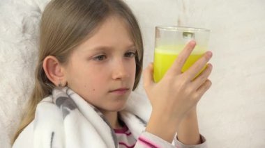 Hasta Çocuk Yatakta, Hasta Çocuk Koronavirüs Salgınında Uyuşturucu İçiyor, Acı çeken Kız İlaç Kullanıyor, İlaç, Sağlık Hizmetleri