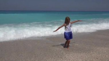 Çocuk Sahilde Oynuyor, Çocuk Deniz Dalgalarını İzliyor, Turist Kız Yaz Tatilinde Sahilde Dönüyor