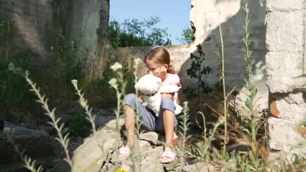 Üzgün Çocuk Terk Edilmiş Mutsuz Başıboş Çocuk Mahvolmuş Zavallı Zorba — Stok video