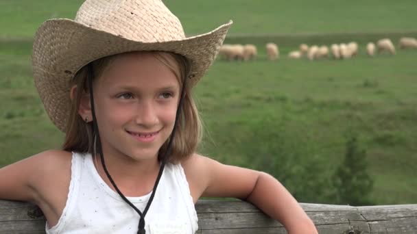 Betande Får Bonde Bonde Kid Porträtt Shepherd Cowboy Barn Betande — Stockvideo