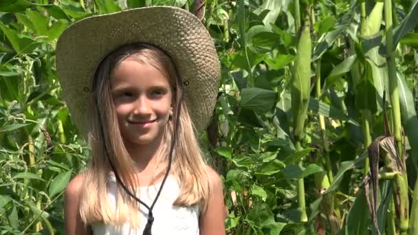 Farmer Kid Cornfield Mezőgazdaság Ipar Parasztgyerek Kukoricatermés Területén Lányarc Játszik — Stock videók