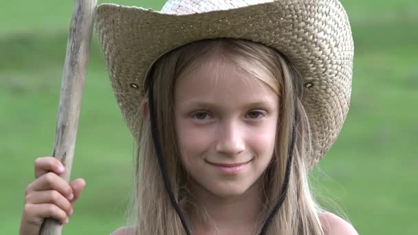 Betande Får Bonde Bonde Barn Porträtt Shepherd Cowboy Kid Pasturing — Stockvideo
