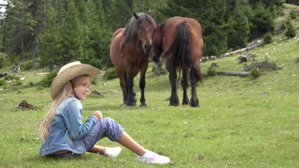 Jordbrukare Kid Pasturing Hästar, Cowboy barn med djur på ängen, prärie Rustic flicka leka utomhus i bergen — Stockvideo