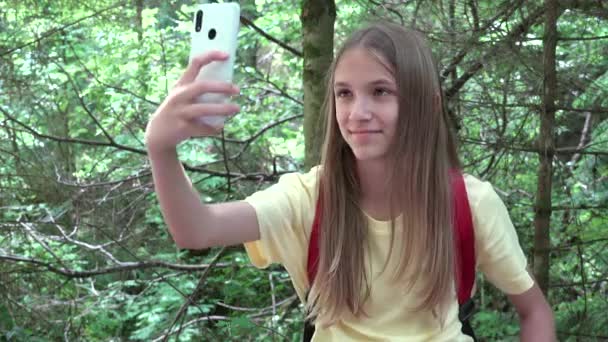 Criança Tirando Selfie Nas Trilhas Das Montanhas Criança Caminhando Acampamento — Vídeo de Stock
