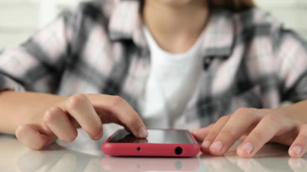 Okostelefon Használó Gyermek Böngészés Internet Fiatal Lány Ujj Érintőképernyő Smart — Stock videók